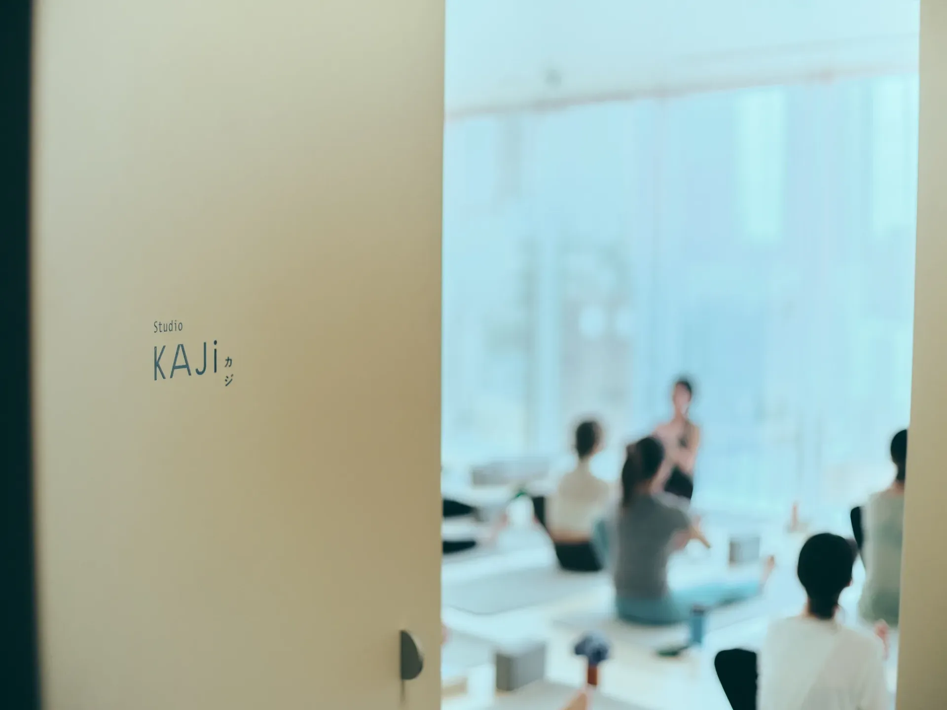 Studio KAJi ― ロゴが施された扉とレッスン風景