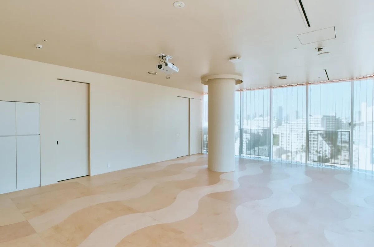 自然光が差し込むStudio KAJiのスタジオ全景
