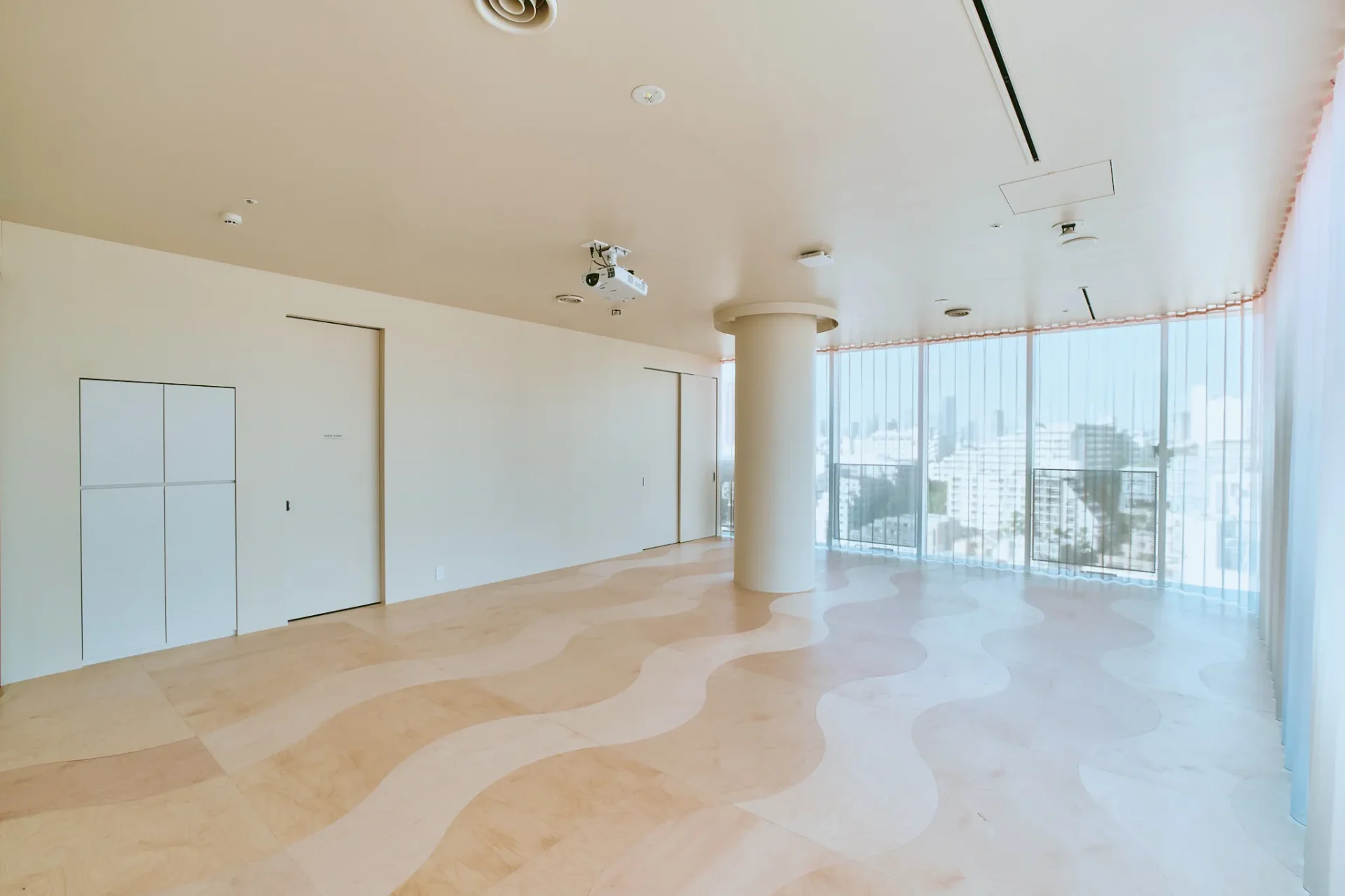 自然光が差し込むStudio KAJiのスタジオ全景